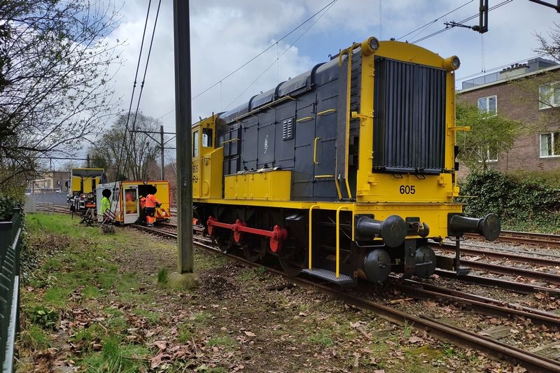 Museumlocomotief 605 van het Spoorwegmuseum herspoord door Incidentenbestrijders van ProRail